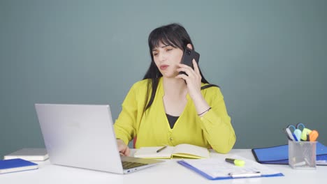 Mujer-Usando-Una-Computadora-Portátil-Hablando-Nerviosamente-Por-Teléfono.